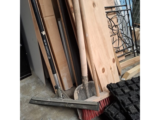 Assortiment bouwbenodigdheden - afbeelding 11 van  11