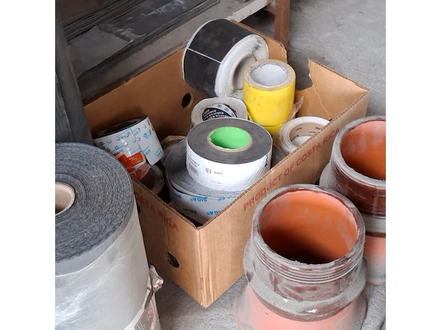 Assortiment bouwbenodigdheden - afbeelding 9 van  18