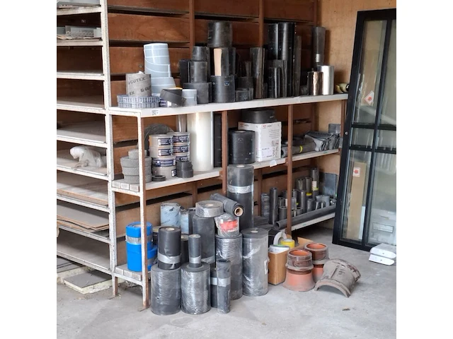 Assortiment bouwbenodigdheden - afbeelding 1 van  18