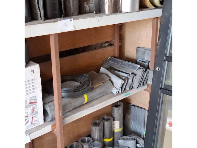 Assortiment bouwbenodigdheden - afbeelding 17 van  18