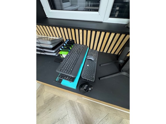 Assortiment computer en kantoor artikelen - afbeelding 4 van  10