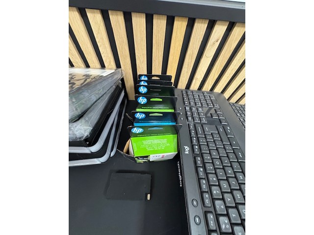 Assortiment computer en kantoor artikelen - afbeelding 5 van  10