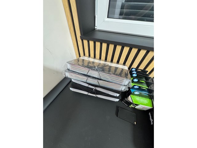 Assortiment computer en kantoor artikelen - afbeelding 6 van  10