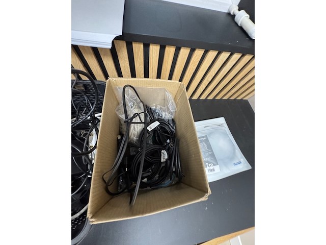 Assortiment computer en kantoor artikelen - afbeelding 10 van  10