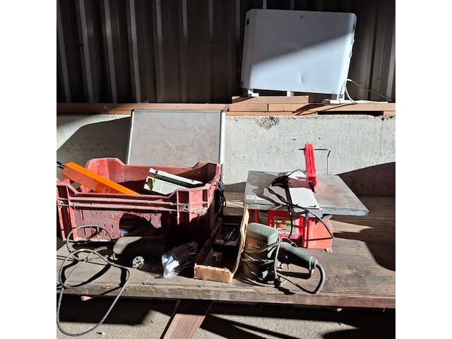Assortiment divers gereedschap - afbeelding 1 van  12
