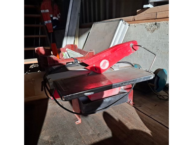 Assortiment divers gereedschap - afbeelding 8 van  12