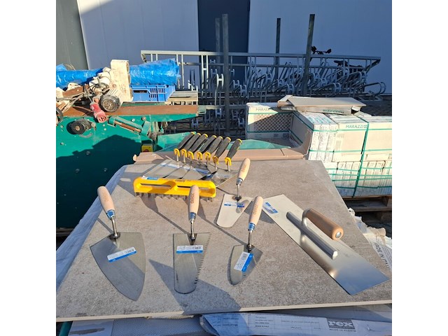 Assortiment divers gereedschap - afbeelding 1 van  10