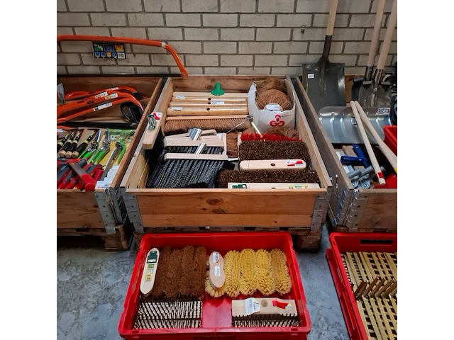 Assortiment diverse vegers / bezems - afbeelding 1 van  8