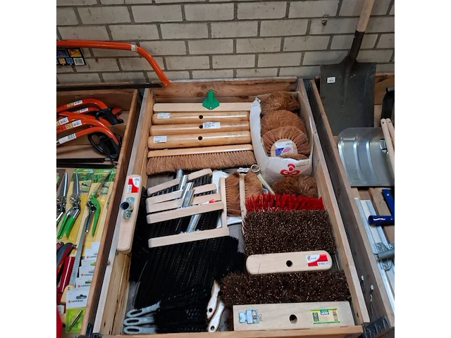 Assortiment diverse vegers / bezems - afbeelding 2 van  8