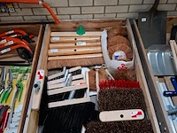Assortiment diverse vegers / bezems - afbeelding 2 van  8