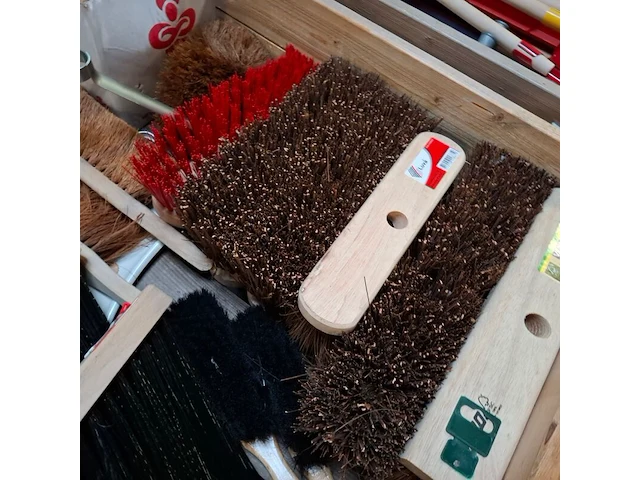 Assortiment diverse vegers / bezems - afbeelding 5 van  8