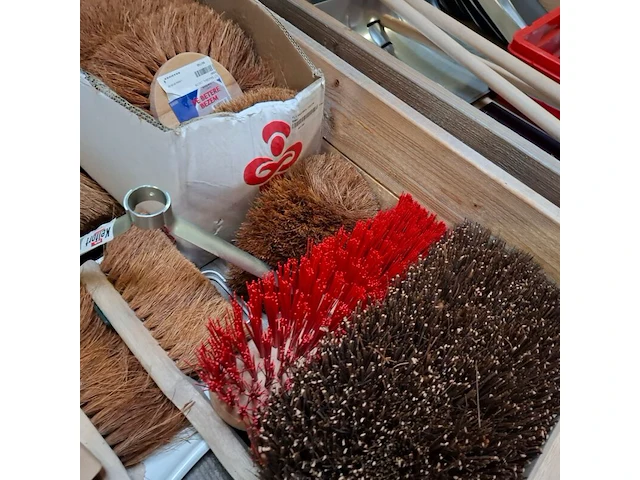 Assortiment diverse vegers / bezems - afbeelding 6 van  8
