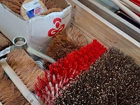 Assortiment diverse vegers / bezems - afbeelding 6 van  8