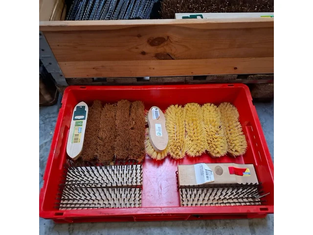 Assortiment diverse vegers / bezems - afbeelding 8 van  8