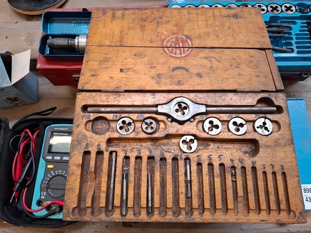 Assortiment gereedschap - afbeelding 10 van  12