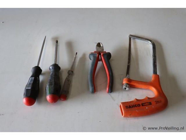 Assortiment handgereedschap o.a. ring/steeksleutels & schroevendraaiers - afbeelding 2 van  10