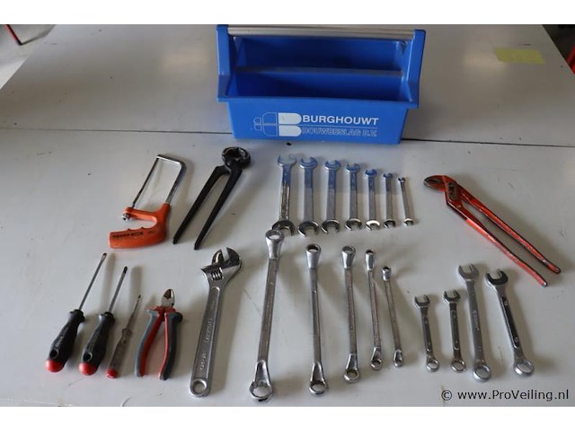 Assortiment handgereedschap o.a. ring/steeksleutels & schroevendraaiers - afbeelding 1 van  10
