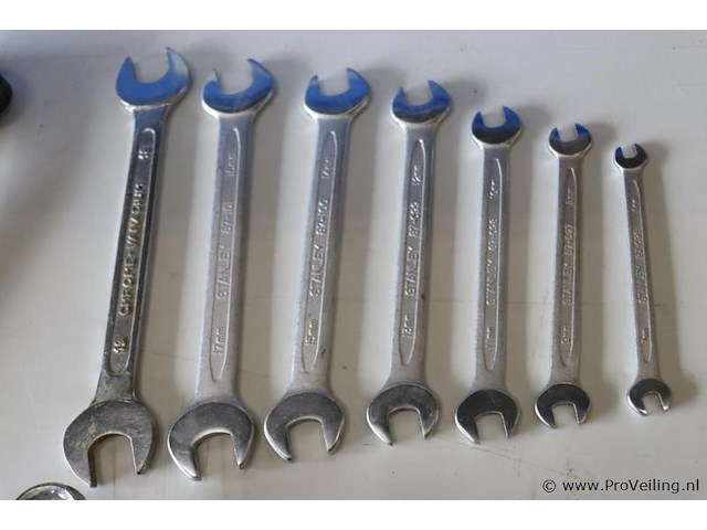 Assortiment handgereedschap o.a. ring/steeksleutels & schroevendraaiers - afbeelding 3 van  10