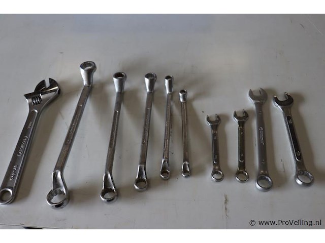 Assortiment handgereedschap o.a. ring/steeksleutels & schroevendraaiers - afbeelding 6 van  10