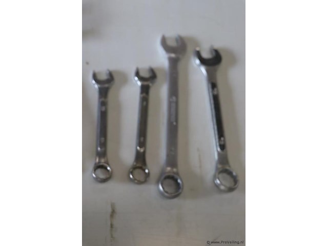 Assortiment handgereedschap o.a. ring/steeksleutels & schroevendraaiers - afbeelding 7 van  10