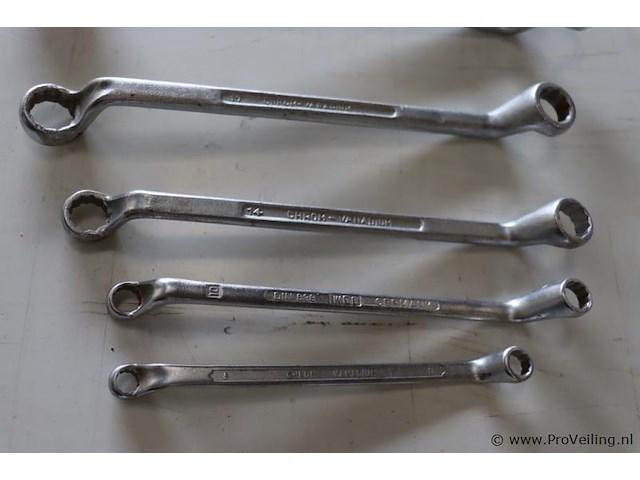 Assortiment handgereedschap o.a. ring/steeksleutels & schroevendraaiers - afbeelding 8 van  10