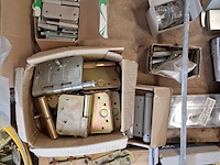 Assortiment hang en sluitwerk - afbeelding 29 van  29