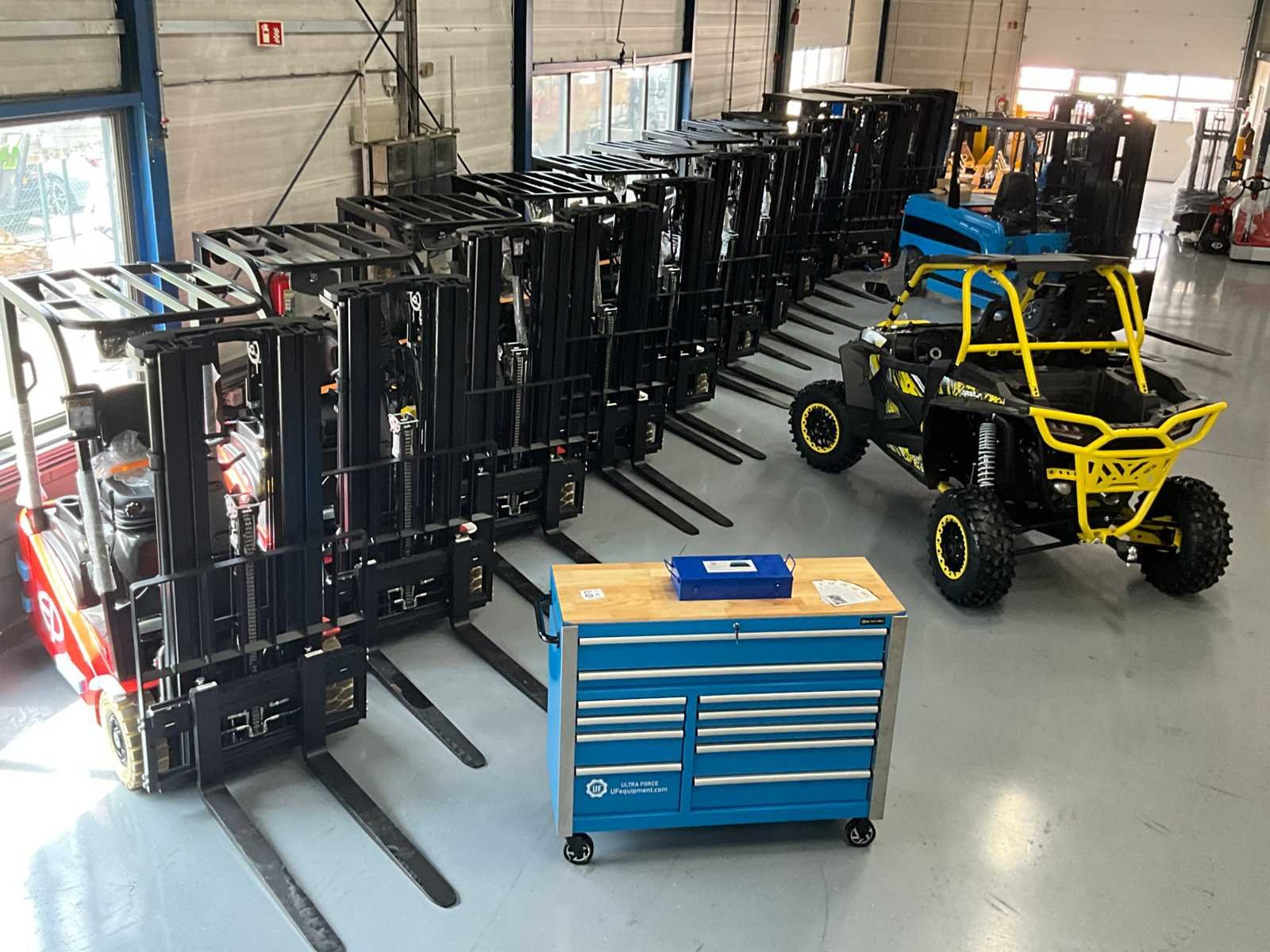 Assortiment heftrucks, gereedschappen, offroad & graafmachines