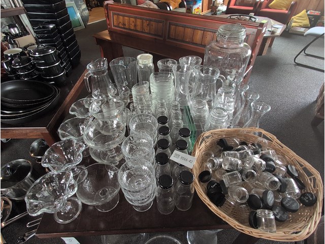 Assortiment horeca dessertschalen, kannen, en divers glaswerk - afbeelding 1 van  7
