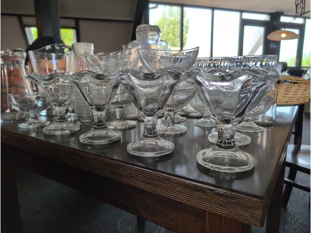 Assortiment horeca dessertschalen, kannen, en divers glaswerk - afbeelding 5 van  7
