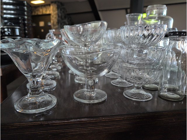 Assortiment horeca dessertschalen, kannen, en divers glaswerk - afbeelding 6 van  7