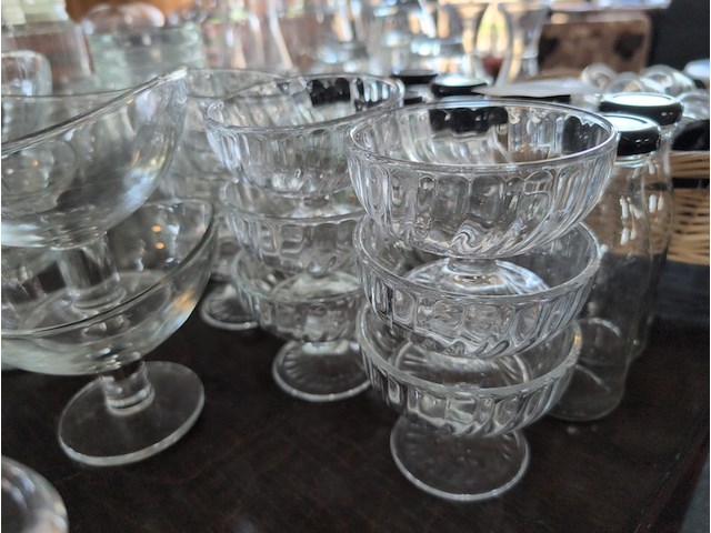 Assortiment horeca dessertschalen, kannen, en divers glaswerk - afbeelding 7 van  7