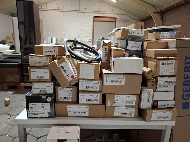 Assortiment hotbath accessoires en toebehoren - afbeelding 1 van  16