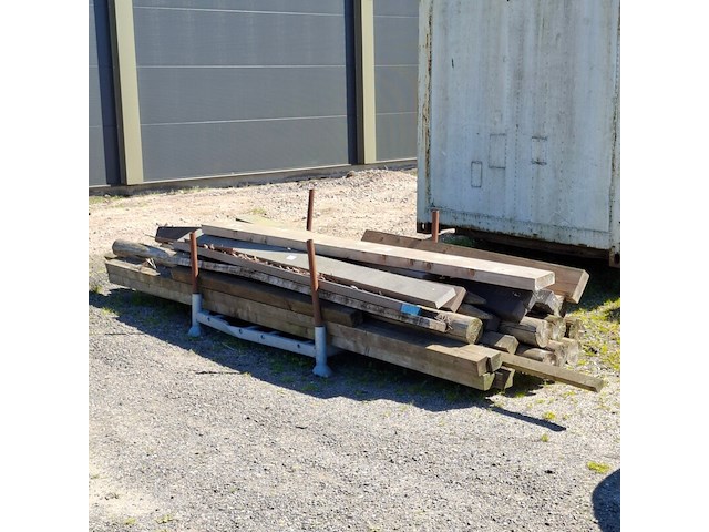 Assortiment houten balken en palen - afbeelding 1 van  10