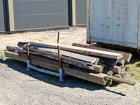 Assortiment houten balken en palen - afbeelding 1 van  10