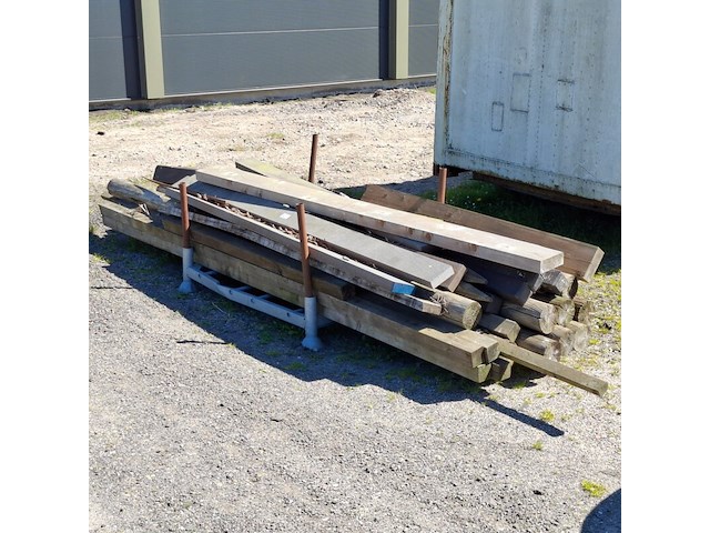 Assortiment houten balken en palen - afbeelding 3 van  10