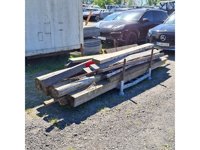 Assortiment houten balken en palen - afbeelding 4 van  10