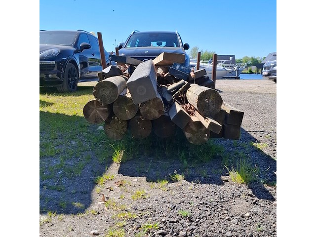 Assortiment houten balken en palen - afbeelding 5 van  10