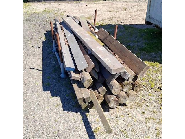 Assortiment houten balken en palen - afbeelding 7 van  10