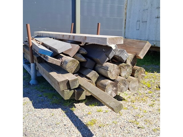 Assortiment houten balken en palen - afbeelding 8 van  10