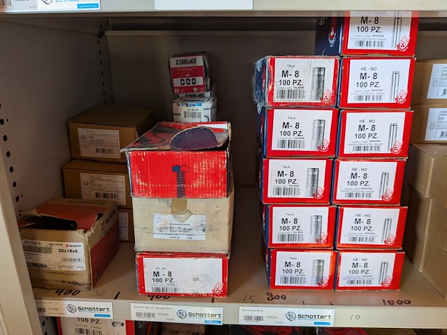 Assortiment ijzerwaar in werkplaatskast - afbeelding 3 van  43