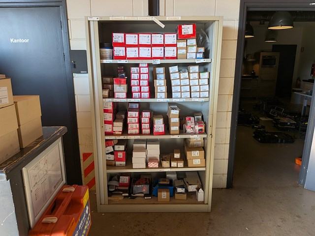 Assortiment ijzerwaar in werkplaatskast - afbeelding 1 van  43