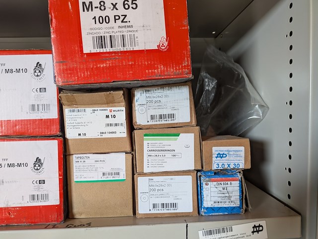 Assortiment ijzerwaar in werkplaatskast - afbeelding 43 van  43
