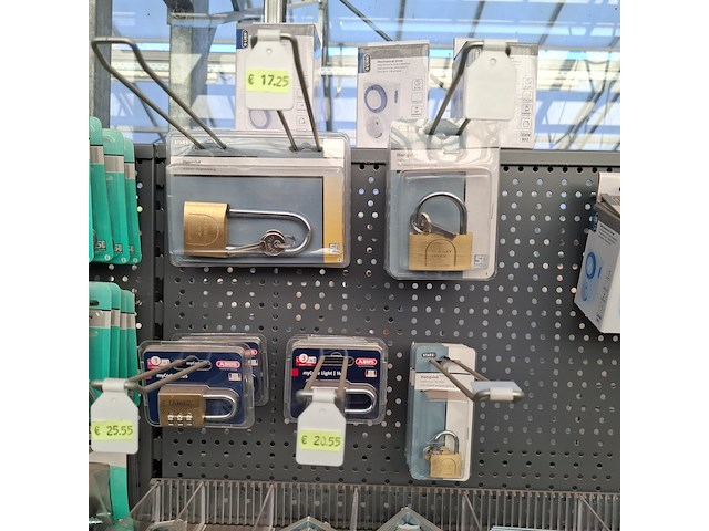 Assortiment ijzerwaren o.a. abus - afbeelding 18 van  44