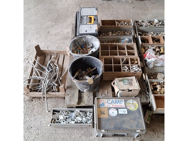 Assortiment knel, soldeer en knijp koppelingen - afbeelding 23 van  27