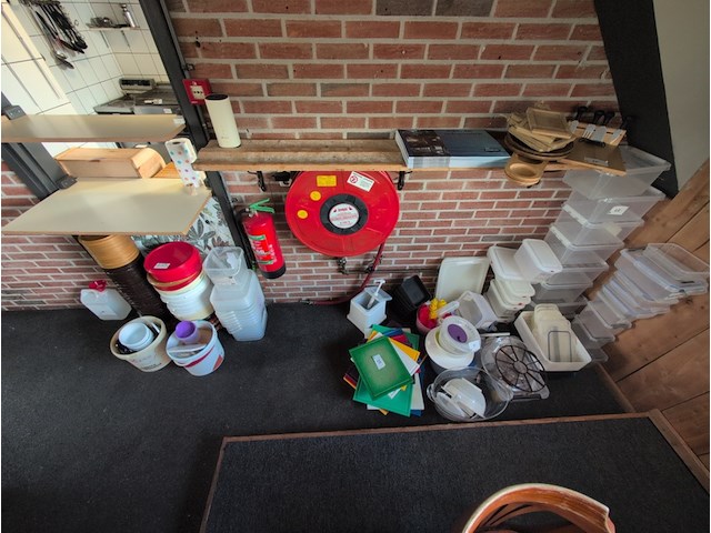 Assortiment kunststof containers met keukenbenodigdheden - afbeelding 1 van  6
