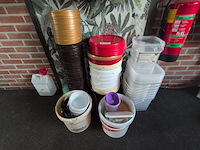 Assortiment kunststof containers met keukenbenodigdheden - afbeelding 2 van  6