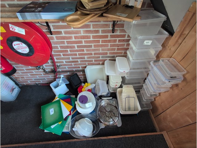 Assortiment kunststof containers met keukenbenodigdheden - afbeelding 3 van  6