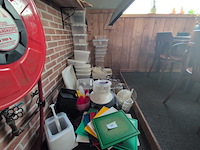 Assortiment kunststof containers met keukenbenodigdheden - afbeelding 5 van  6