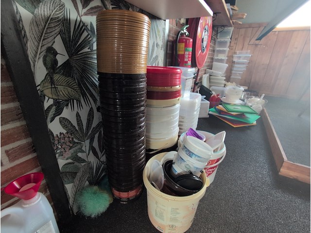 Assortiment kunststof containers met keukenbenodigdheden - afbeelding 6 van  6