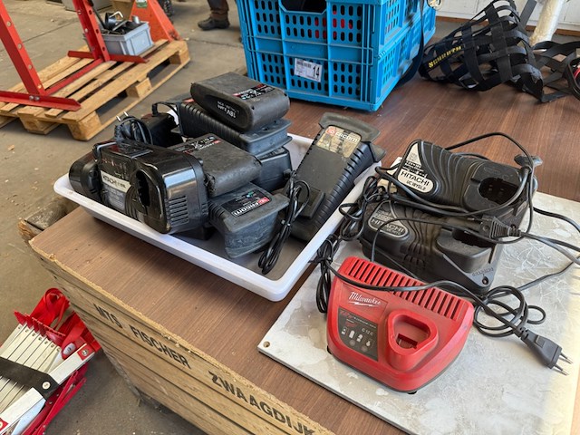 Assortiment laders o.a. hitachi, milwaukee, facom - afbeelding 2 van  4
